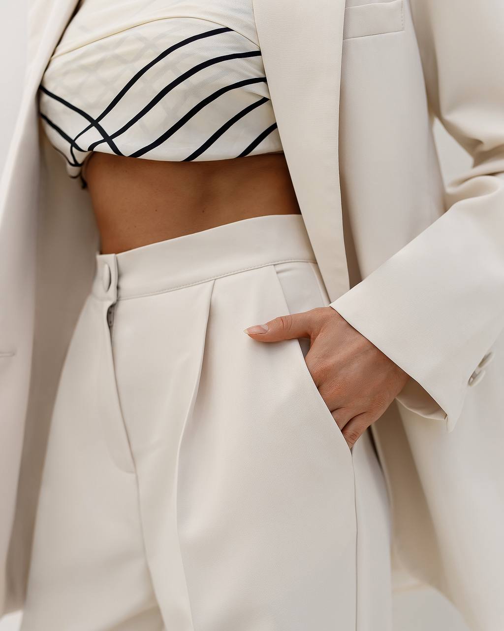 Kreminės spalvos kostiumas „Cotela“