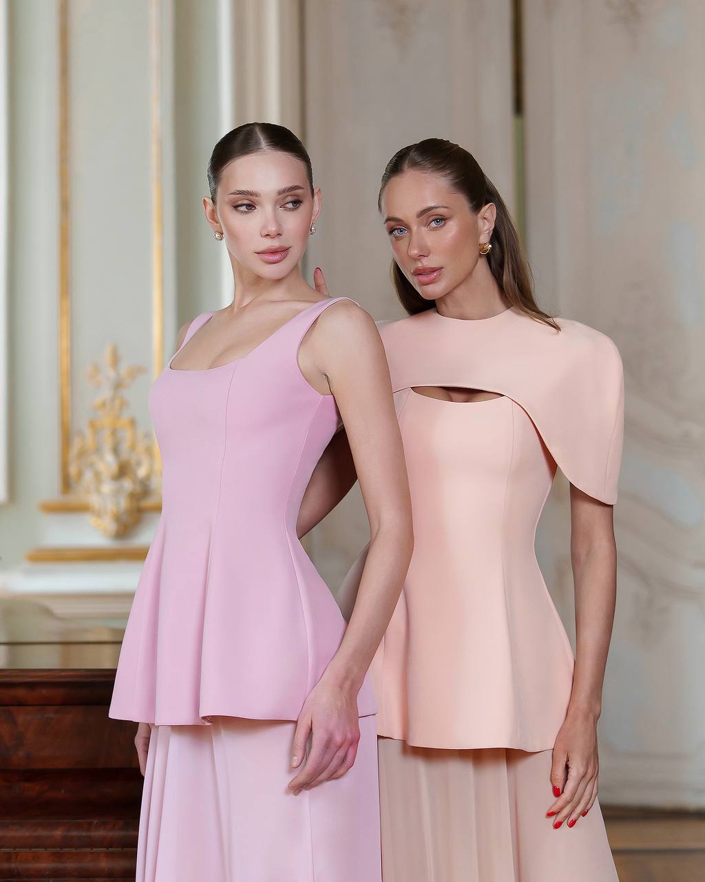 Trijų dalių persikinės spalvos suknelė „Ratena“