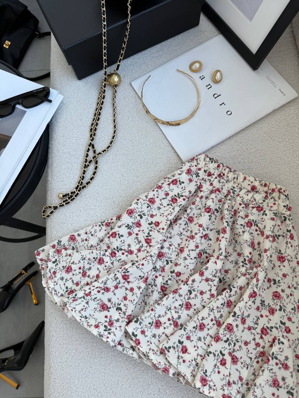 Balti su raudonomis gėlėmis sijonšorčiai „Melania“