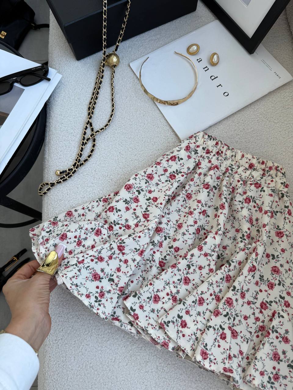 Balti su raudonomis gėlėmis sijonšorčiai „Melania“