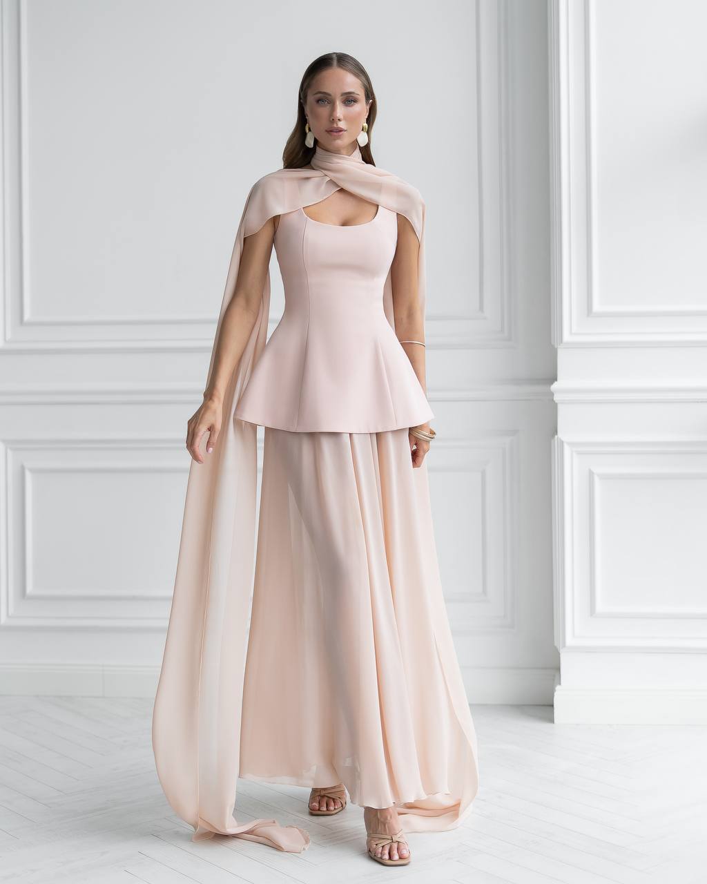 Trijų dalių persikinės spalvos suknelė „Ratena“