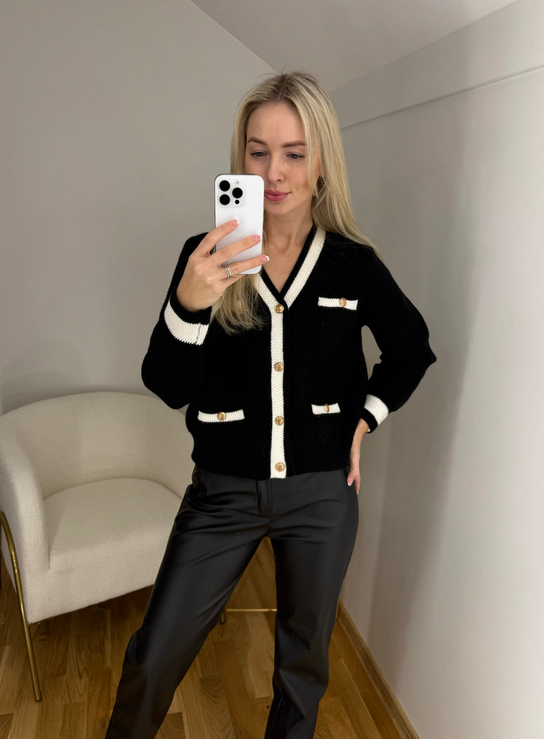 Juodos spalvos megztinis "Sophia"