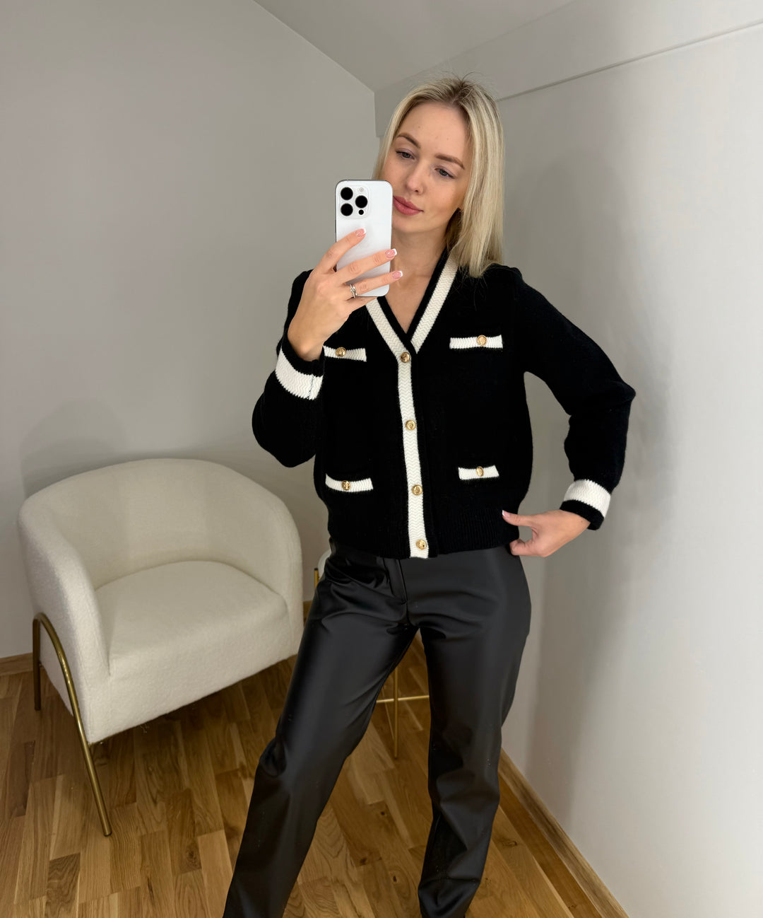 Juodos spalvos megztinis "Sophia"