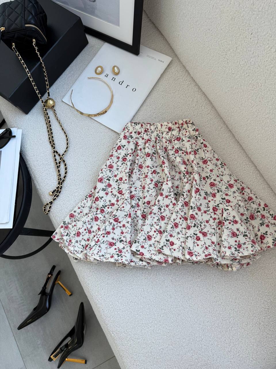 Balti su raudonomis gėlėmis sijonšorčiai „Melania“