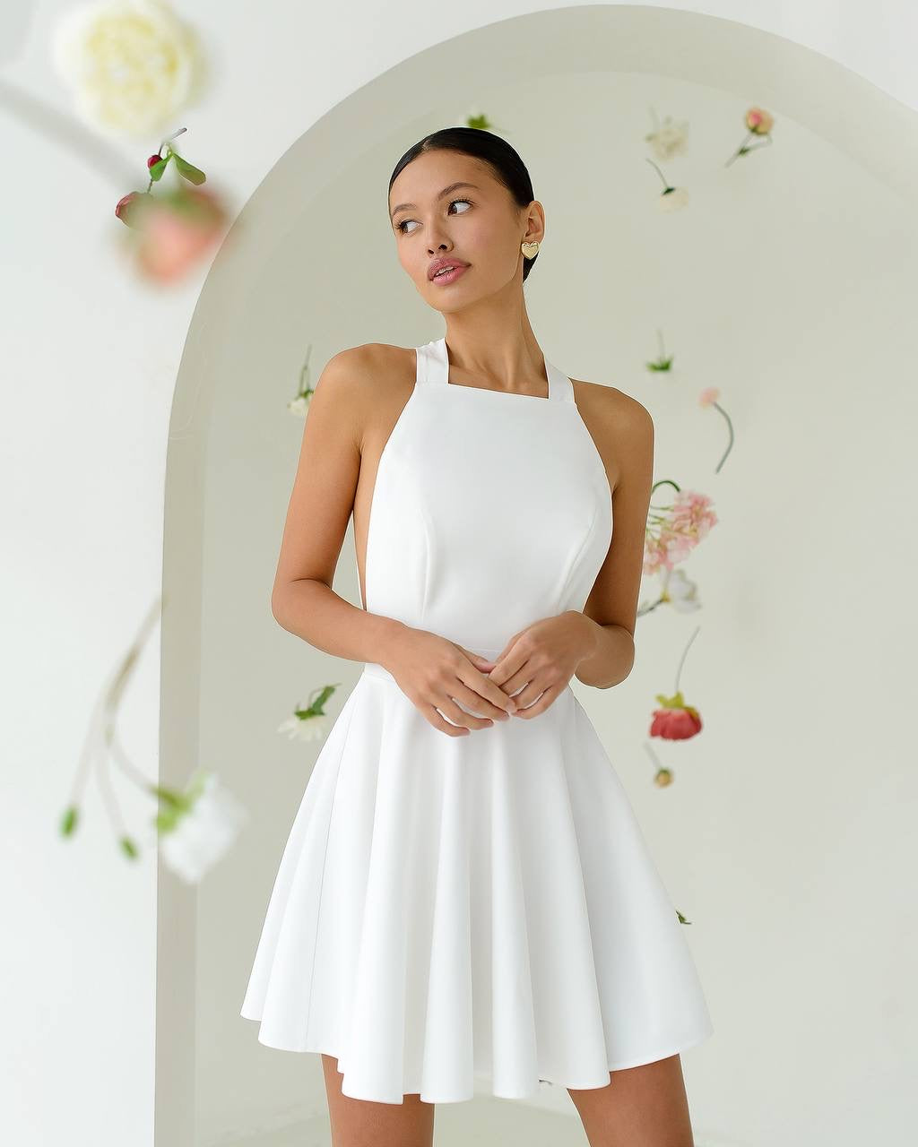 Balta mini suknelė "Bow tie back"