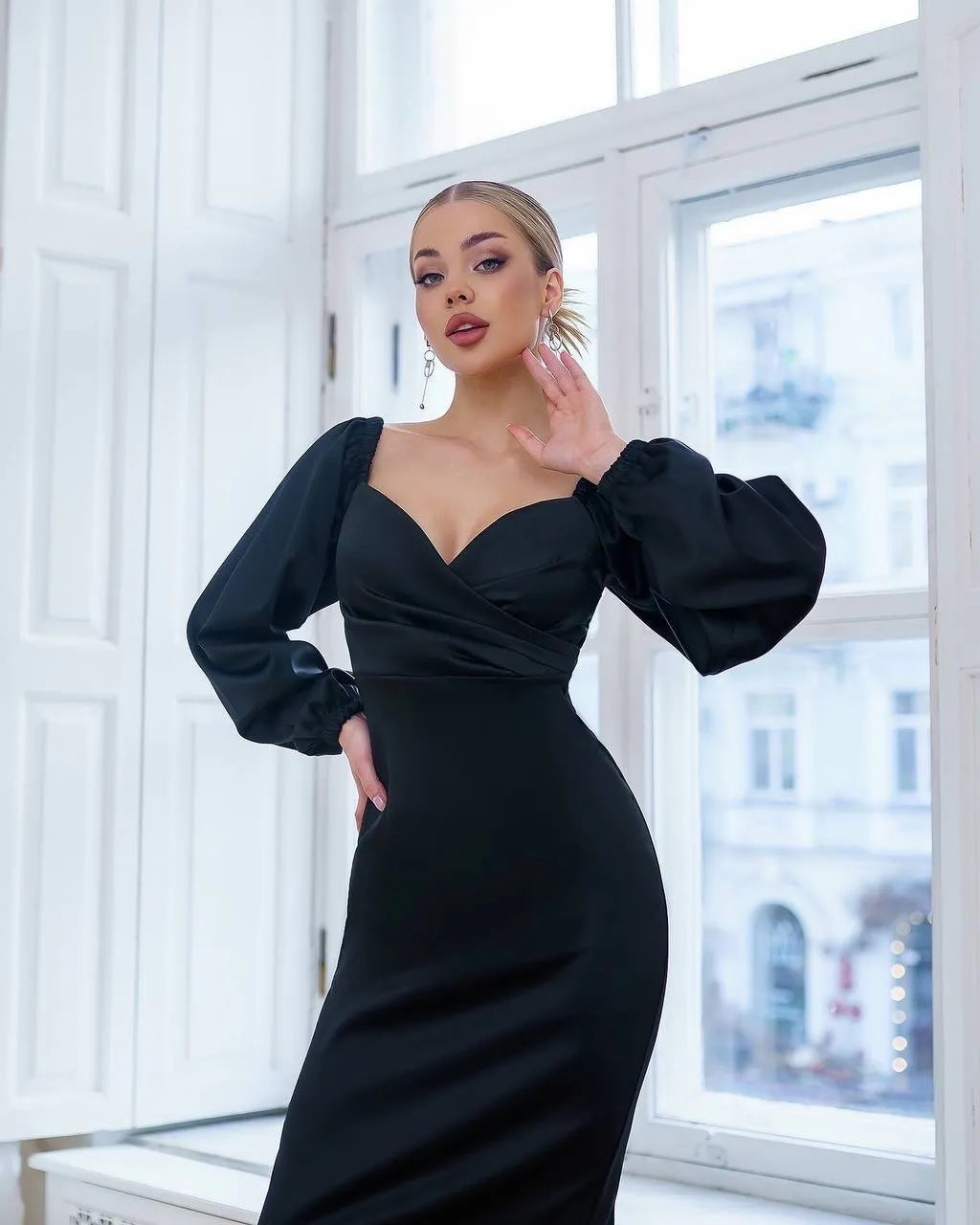 Juoda suknelė "Puff sleeve satin midi"