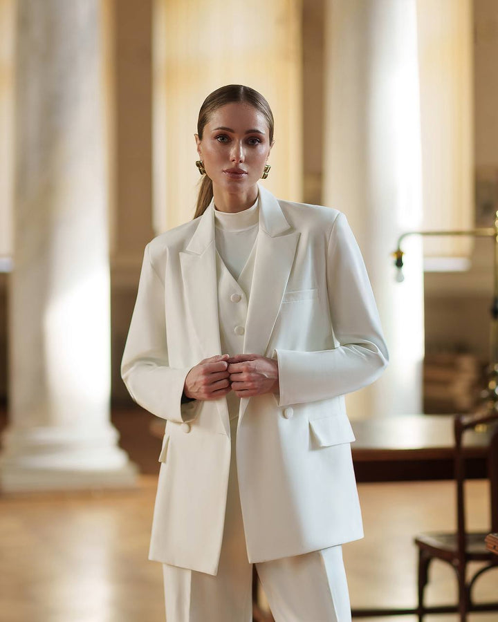 Baltas trijų dalių kostiumas "Ultra classy"