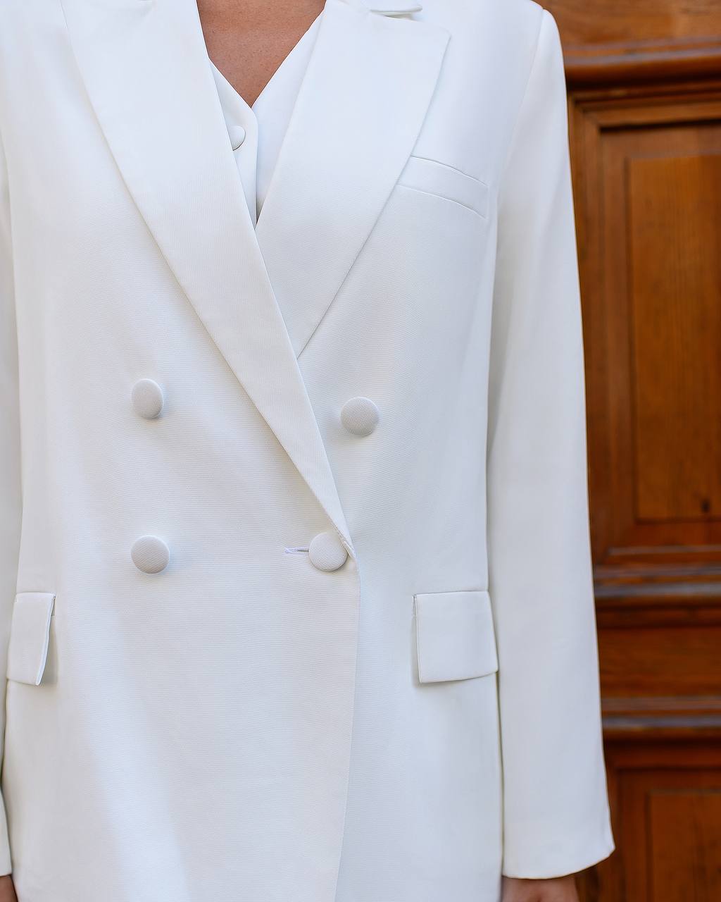 Baltas trijų dalių kostiumas "Ultra classy"