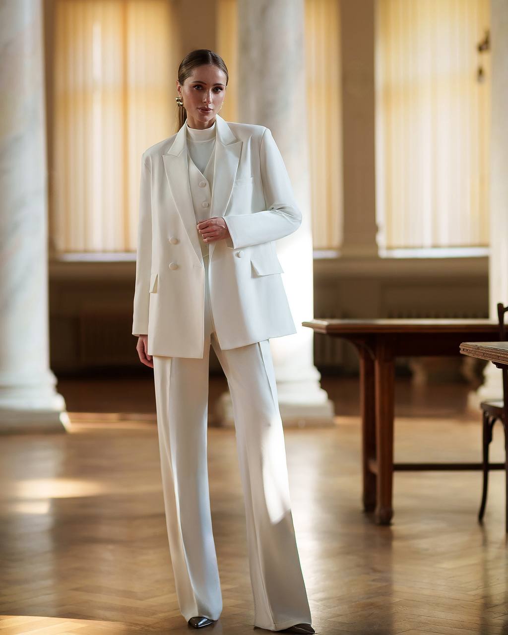 Baltas trijų dalių kostiumas "Ultra classy"