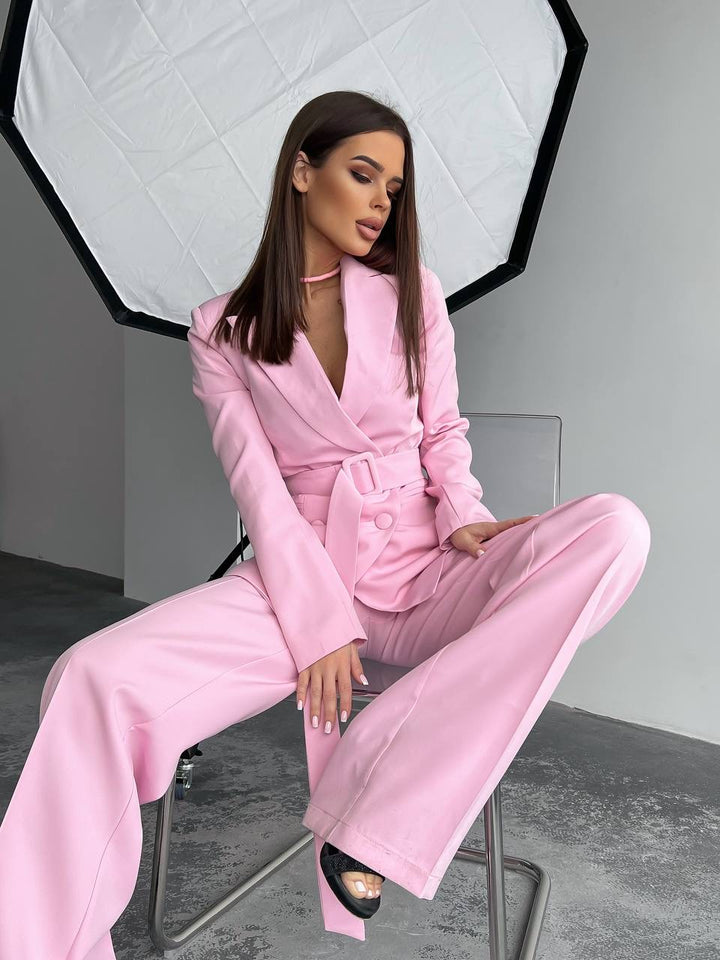 Šviesiai rožinis kostiumėlis "Long leg belted"