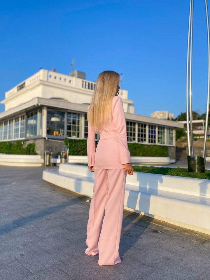 Šviesiai rožinis kostiumėlis "Long leg belted"