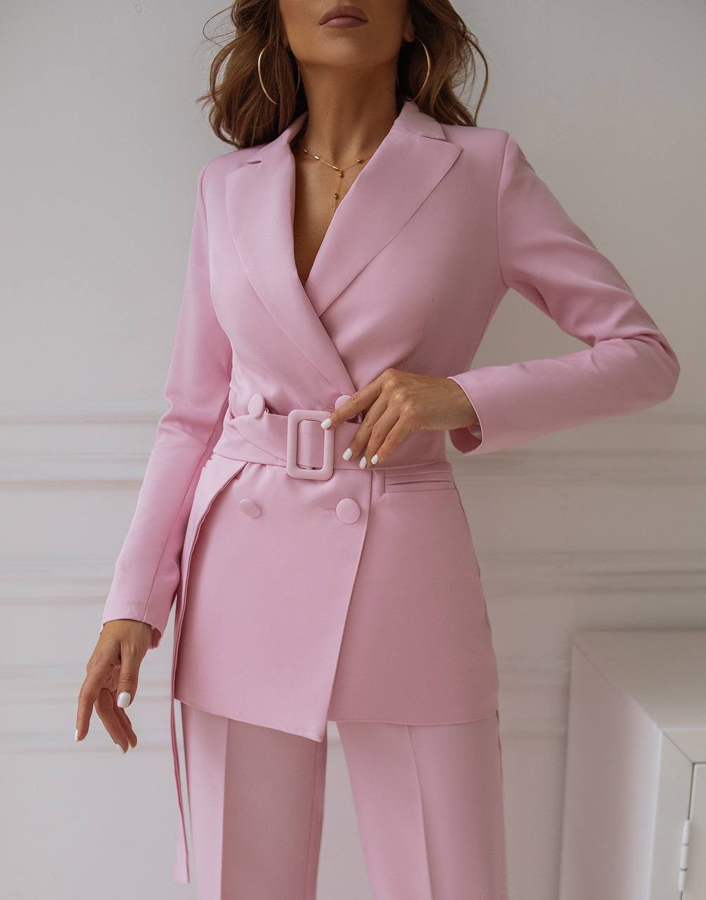 Šviesiai rožinis kostiumėlis "Long leg belted"
