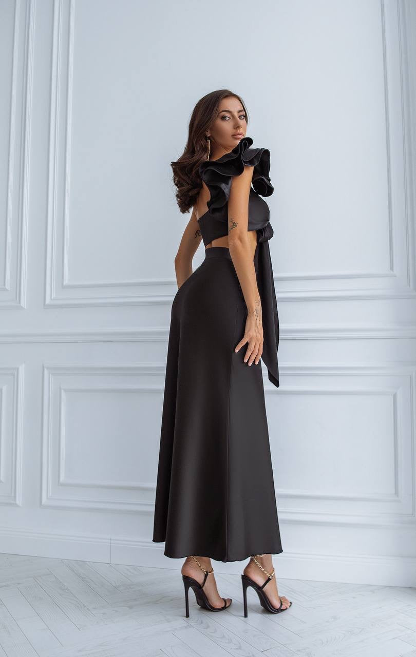 Juodas dviejų dalių kostiumėlis "Elegant shoulder ruffle"