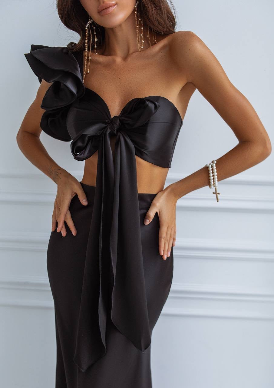 Juodas dviejų dalių kostiumėlis "Elegant shoulder ruffle"