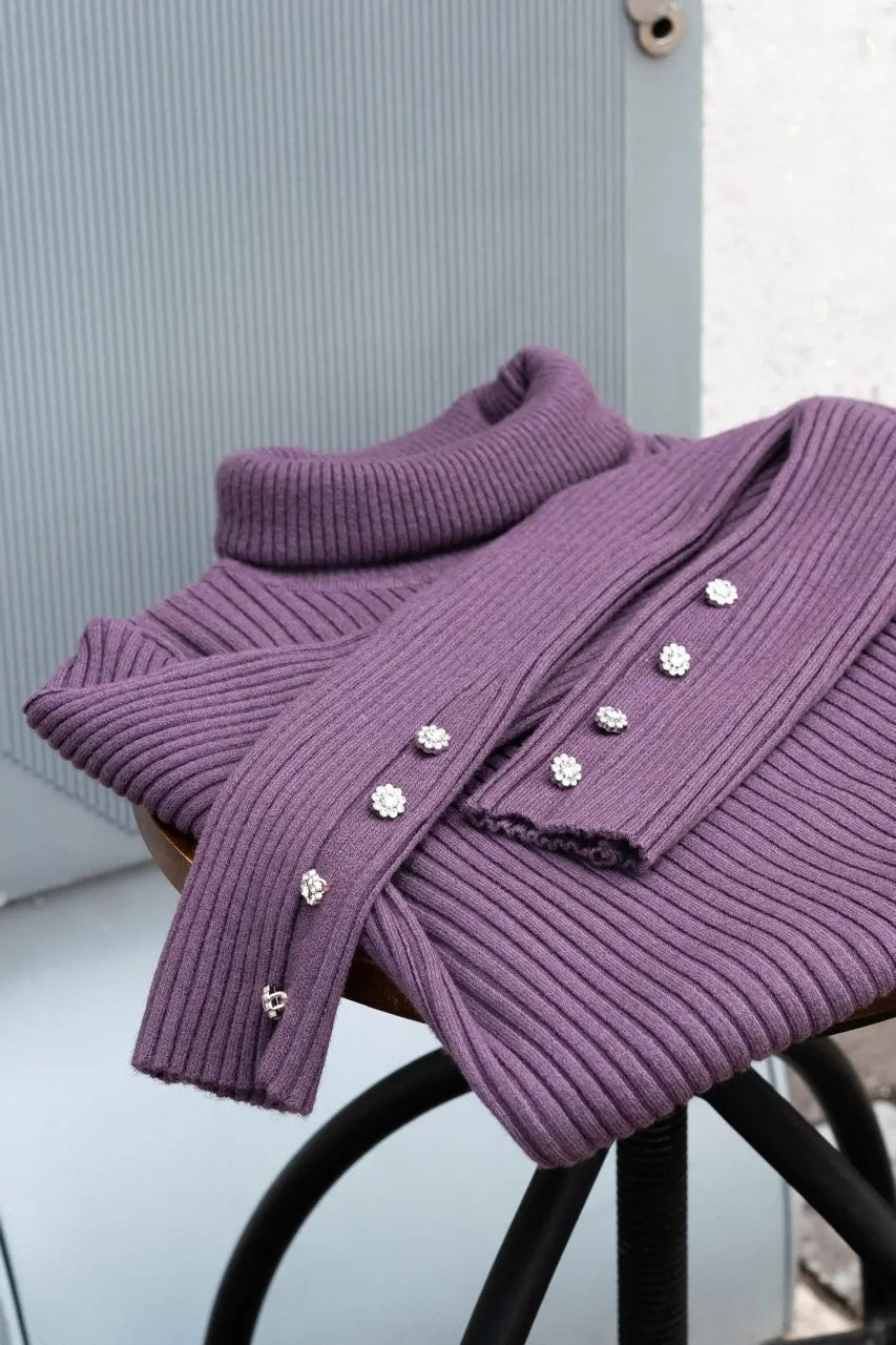 Įvairių spalvų megztinis aukšta apykakle "Flower buttons"